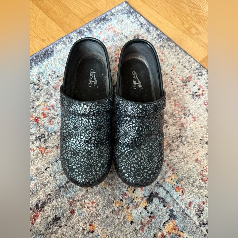 Dansko Black Medallion Patent Clogs Leather EU Size 36